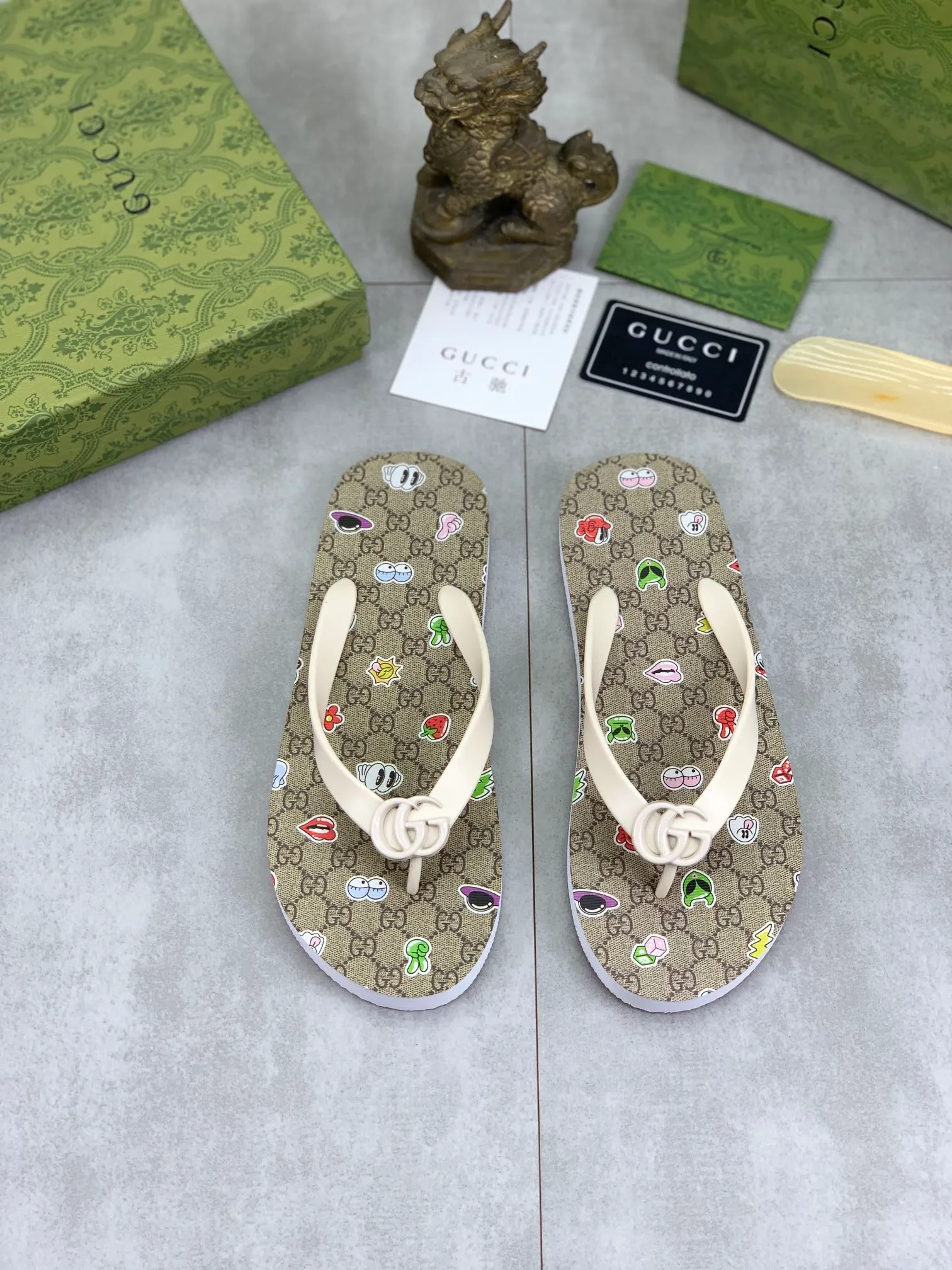 Men's men's shoes 💰P220💰【New style】🆘【GUCCI】Official website's popular Gucci adult couple 🧑‍🤝‍🧑 style, children's flip-flops are on sale at the counter simultaneously! Original fabric imported from Italy. Original bottom provided by the original factory. Size: Adult 36-45. Children’s size: 30-37. Multiple colors available.